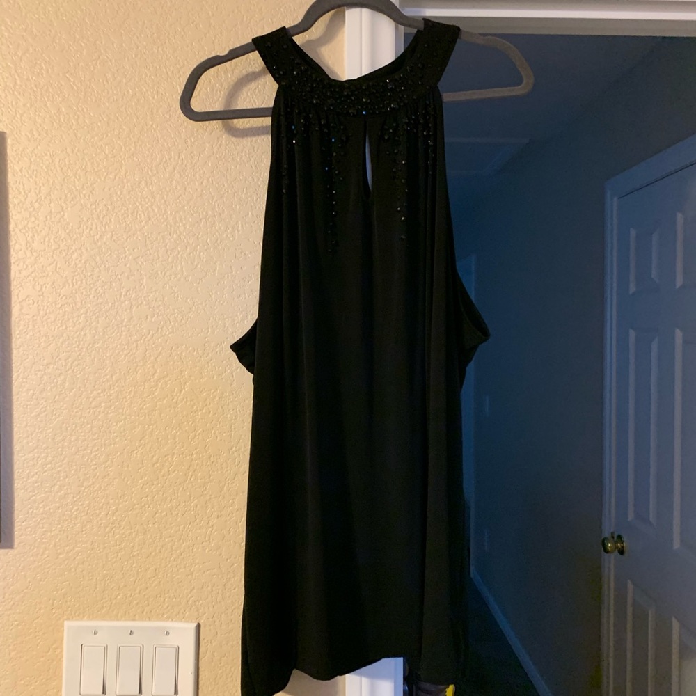 Sleeveless collared blouse.